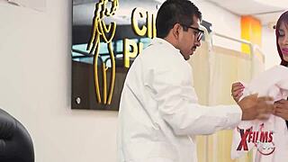 Cirujano Le Mete La Polla a Peliroja Tetona in Hot Homemade Action