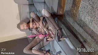 Wanna see how a proper British lady cums with Scarlet Louise?