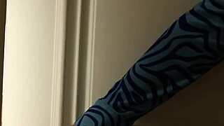 Classy threesome lesbian sex with shaved tits kissing