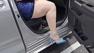 頭巾穆斯林熟女允許陌生人兩次射在肥厚陰唇上公共戶外巴士站