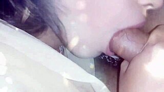 Söt 18-årig styvsyster med små tuttar ger läcker facefuck blowjob