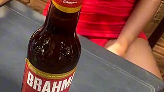 exibida no bar com homem casado em lingerie outdoors