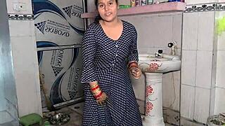 Desi holka Puja Bhabhi převezme kontrolu, tvrdě jezdí na tlustém kokotu