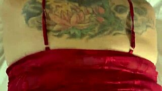 このバック白マンコ奴隷、アナル中出し準備オッケー？曲がって待機中