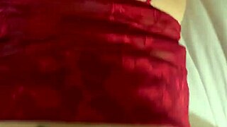 このバック白マンコ奴隷、アナル中出し準備オッケー？曲がって待機中