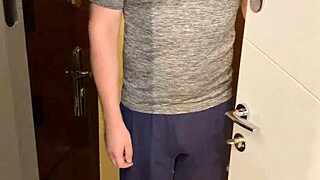 Freunds Stiefmutter springt mich an für wilden russischen Amateur-Fick mit Dirty Talk.