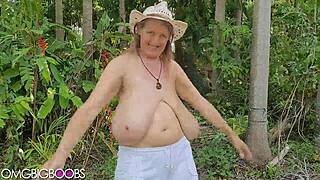 i love these huge natural tits so much, theyre amazing