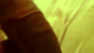 Built9 etsii valkoista pohjaa joka himoitsee isoa mustaa kyrpää