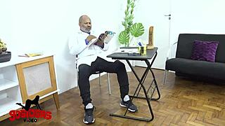 Unbelievable! Laurinha Alice takes it in the ass for the first time like a total whore!