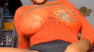 Shaving that pussy hair so smoothly 😍