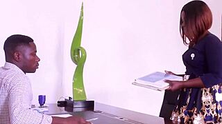 Bruneta u kancelariji dobija grub anal od velikog crnog kurca brzinski