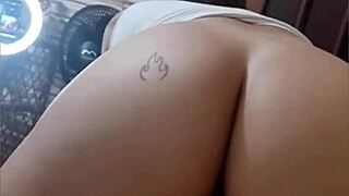 Sentada e rebolando na pica do casal apaixonado