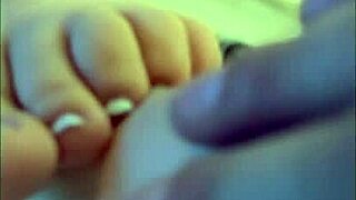 Oh mierda, oye a mi mujer gemir tan fuerte con ese dildo