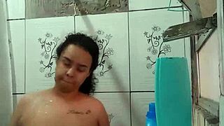 Bu Esmer Latin Porno Yıldızı Banyoda Islak Amcığını Sergiliyor