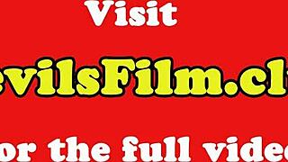 Ona se zadovoljava dildom pravo na učiteljevom stolu.