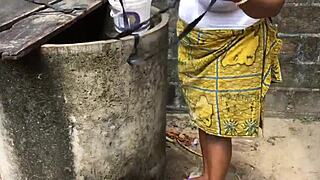 شرموطة بزاز عملاقة ساعدتها ونكتها بقوة في الخارج