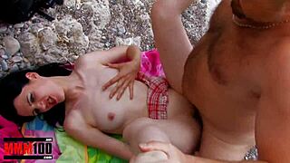 Skinny french babe fucked in ass and pussy at the beach?