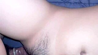 Filipinska študentka draži z dildom, preden se pridruži sošolka za divjo zabavo