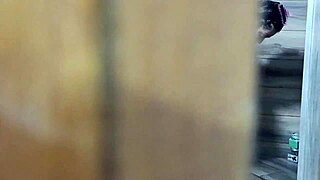 Llego A Casa Y Espio A Mi Cuñada Que Se Depila Antes De Bañarse Se Excita Y Se Masturba