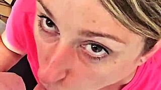 On a ona se rozdivočí s deepthroat sezením doma