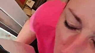 On a ona se rozdivočí s deepthroat sezením doma