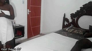 baiana fudendo gostoso com seu novinho e ensinando a gozar