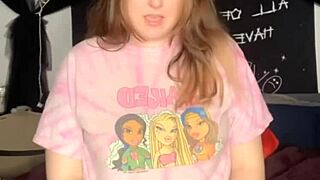 Dildo sucking leads to steamy pussy play session.