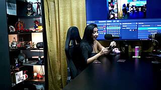 Ruan checks if Renatinha Mello is without panties in this episode