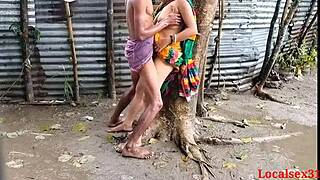 Raw Outdoor Bang with Bengali Boudi in Rainy Field!