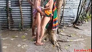 Kongkek mentah luar dengan Boudi Bengali di padang hujan!