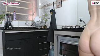 Contratei Essa Empregada e Ela Ficou Pelada pra Limpar! Que Safada!