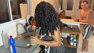 Empregada Negra Fode no Pelo com Filho Jovem do Patrão em Creampie