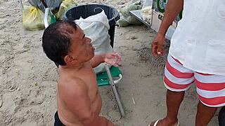 an�o famoso da tv, zezinho teves e paty bumbum na praia brasileira