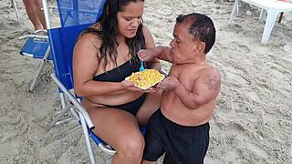 an�o famoso da tv, zezinho teves e paty bumbum na praia brasileira