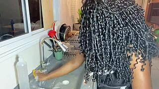 Empregada Negra Fode no Pelo com Filho Jovem do Patrão em Creampie