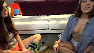 स्कार्लेट माए और एवेलिन ने सम्मोहन डबल बीजे देकर चेहरा निगला