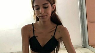 Θεά κολεγίου κυριαρχεί με μεγάλο κώλο σε διαφυλετικό παιχνίδι εσώρουχα