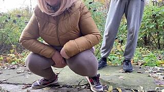 naglasna milf z oblinami se skuca in lula zraven mene na javnem