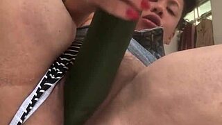 Jorrando leite fudendo a minha buceta com um pepino gigante
