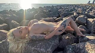 wow, this hot exhibitionist rubs her clit on a public beach 🏖️