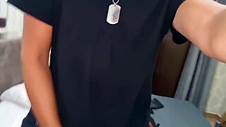 ragazzo sexy si spoglia con sega veloce e strusciamenti