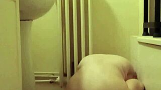 esclave f performs autoseance with bougie and uro