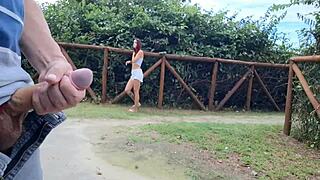 Eh, kena tangkap rambut merah comel masa kocok batang jalan awam