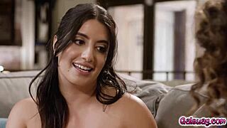 Arkadaşlar Arabelle Raphael ve Sarah Arapça ateşli lezbiyen kanepe aksiyonuna karşı koyabilir mi?