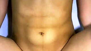 Kurvičková latina služka se ohýbá pro monster čurák v POV