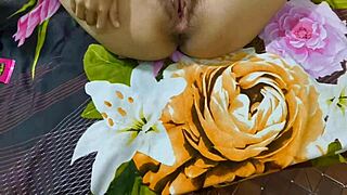 Garota chinesa fica íntima com cara de Myanmar em cena de close-up