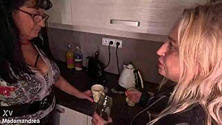 Ich treffe mich mit meiner Freundin für dampfenden Küchen-Action zu Hause