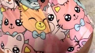 Vende os olhos do namorado e convida a madrastra sex toy