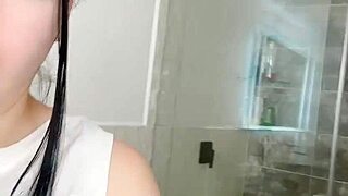 Hey, nak tengok latina panas tu sentuh diri dalam hotel?