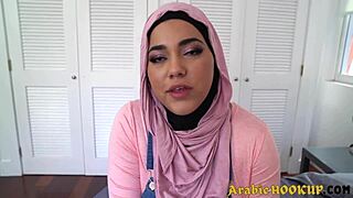 Göğüsleri büyük Arap güzeli Julz Gotti sertçe biniyor, derin hareketlerle vahşi fantezileri gerçekleştiriyor.